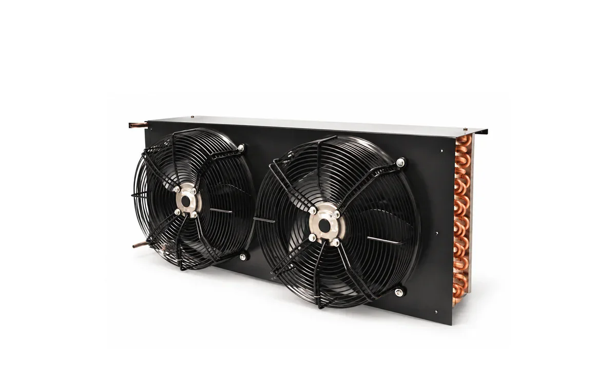 Imagen ilustrativa de un condensador de refrigeración con ventiladores; configuración del equipo de 5 HP a confirmar.