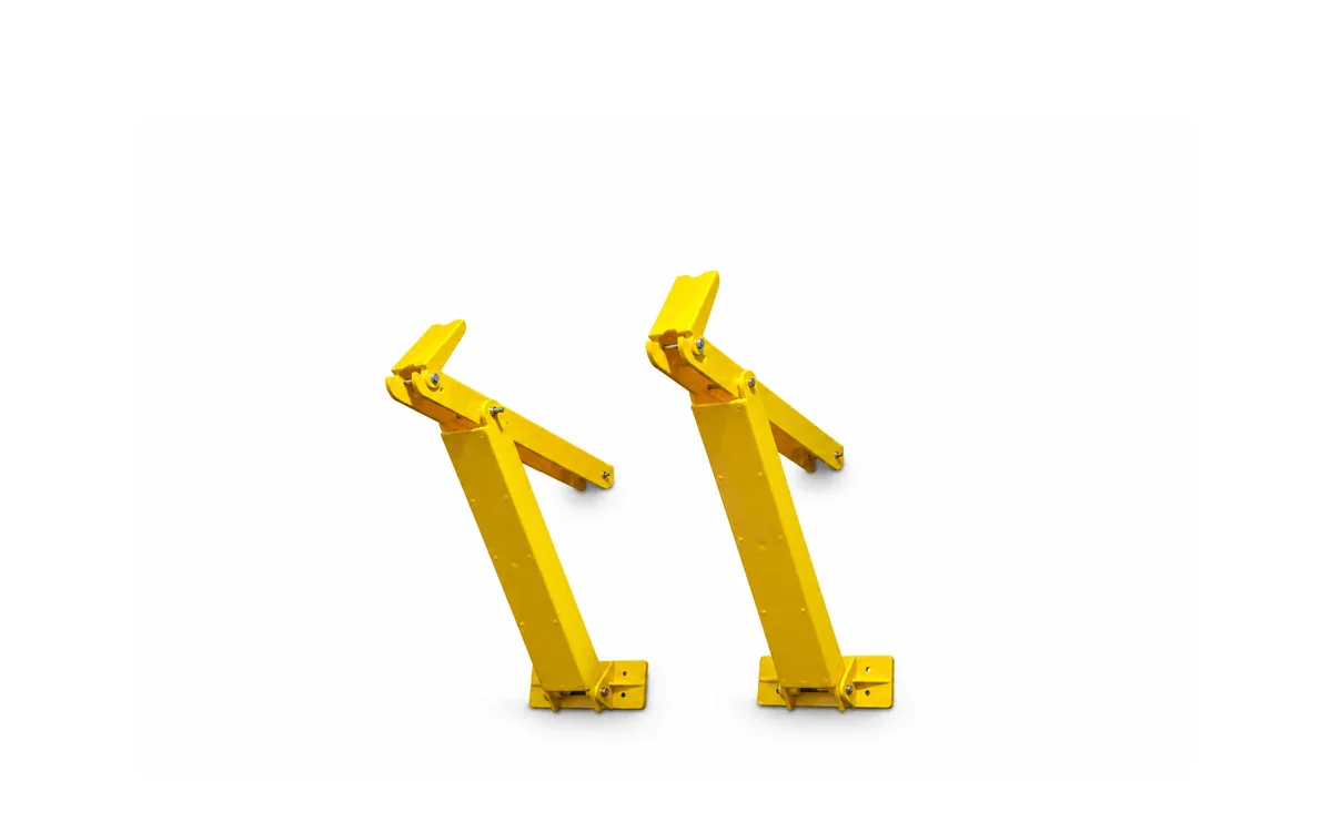 Dos soportes auxiliares articulados de plástico amarillo para evaporadora de aire acondicionado, sobre fondo blanco.