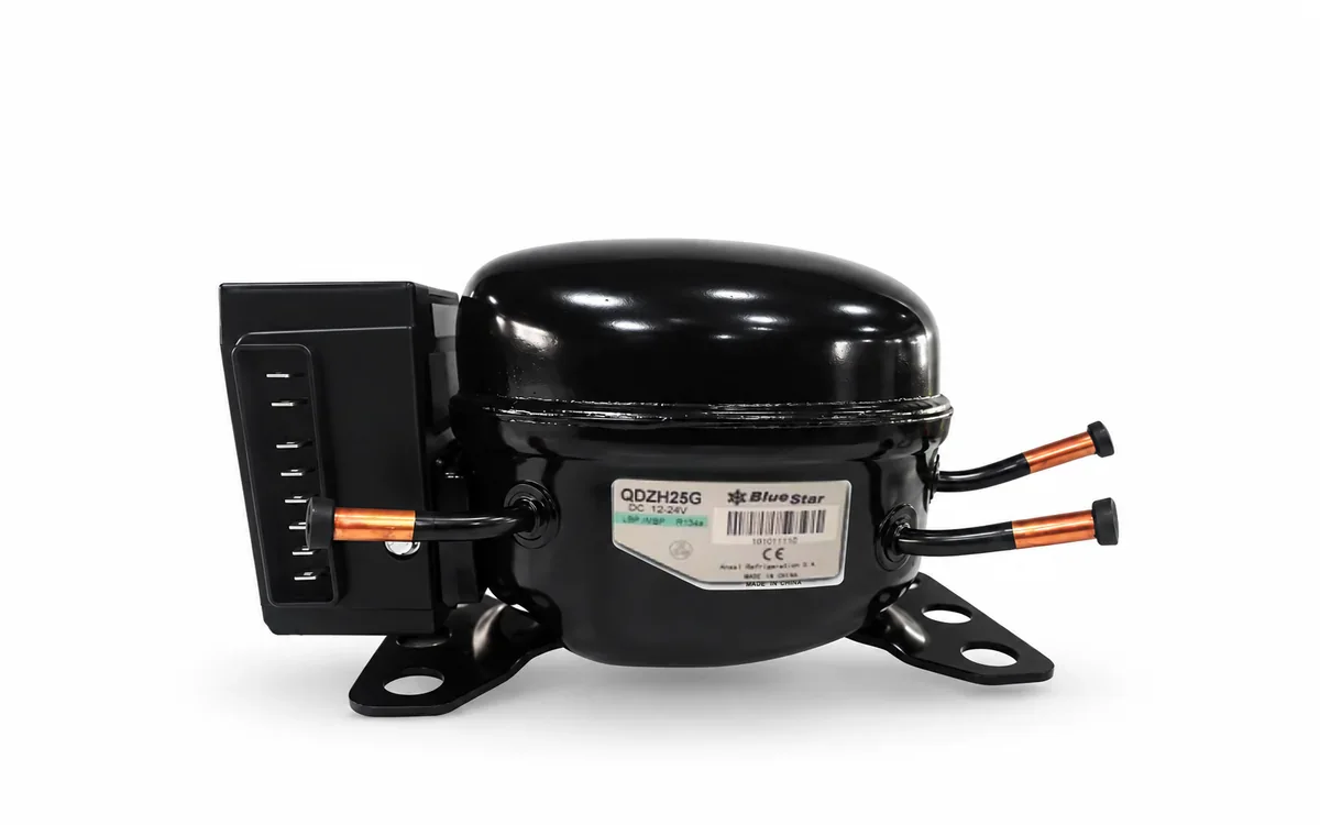 Motocompresor BlueStar QDZH25G de 43 W con conexiones de cobre sobre fondo blanco