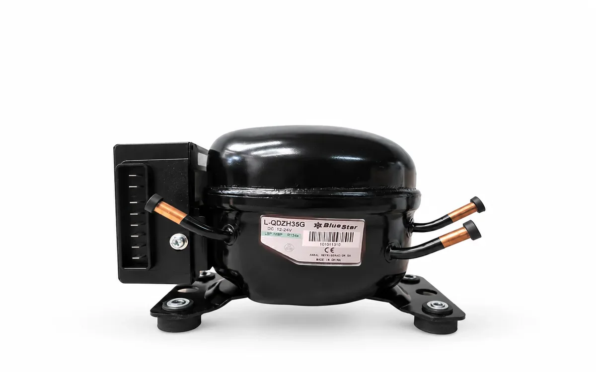 Motocompresor BlueStar QDZH35G de 60 W con conexiones de cobre sobre fondo blanco