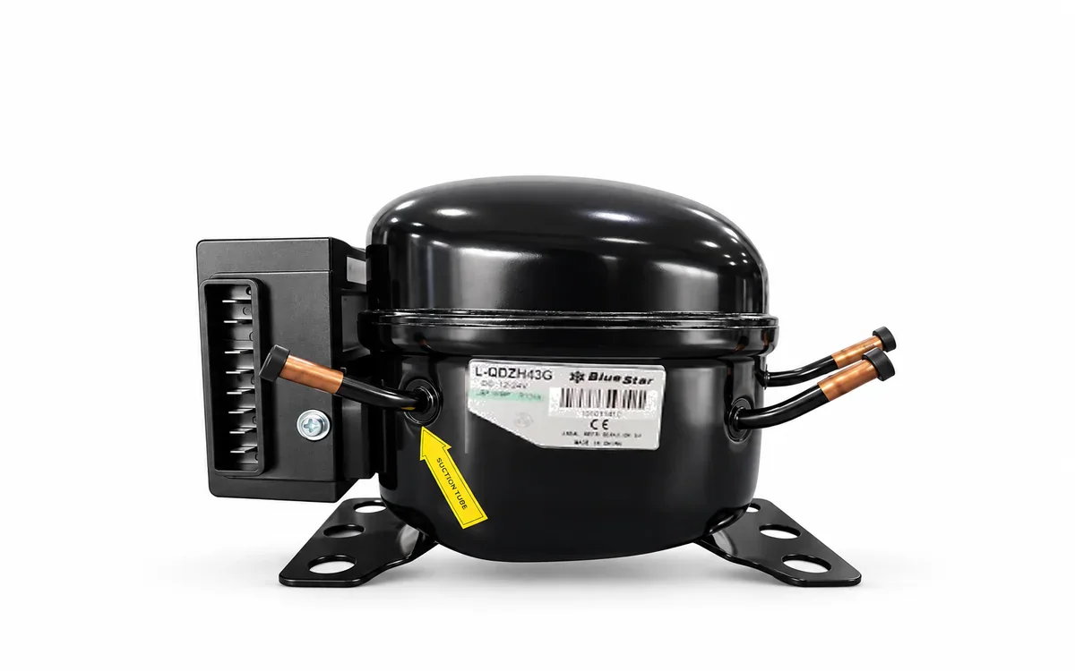 Motocompresor BlueStar QDZH43G de 80 W con conexiones de cobre sobre fondo blanco