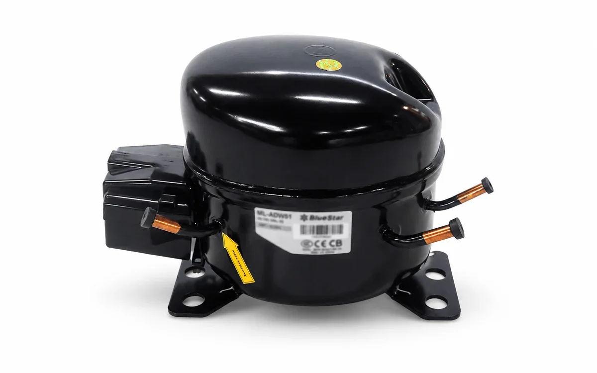 Motocompresor BlueStar ADW51 negro con tubos de cobre y base de montaje sobre fondo blanco