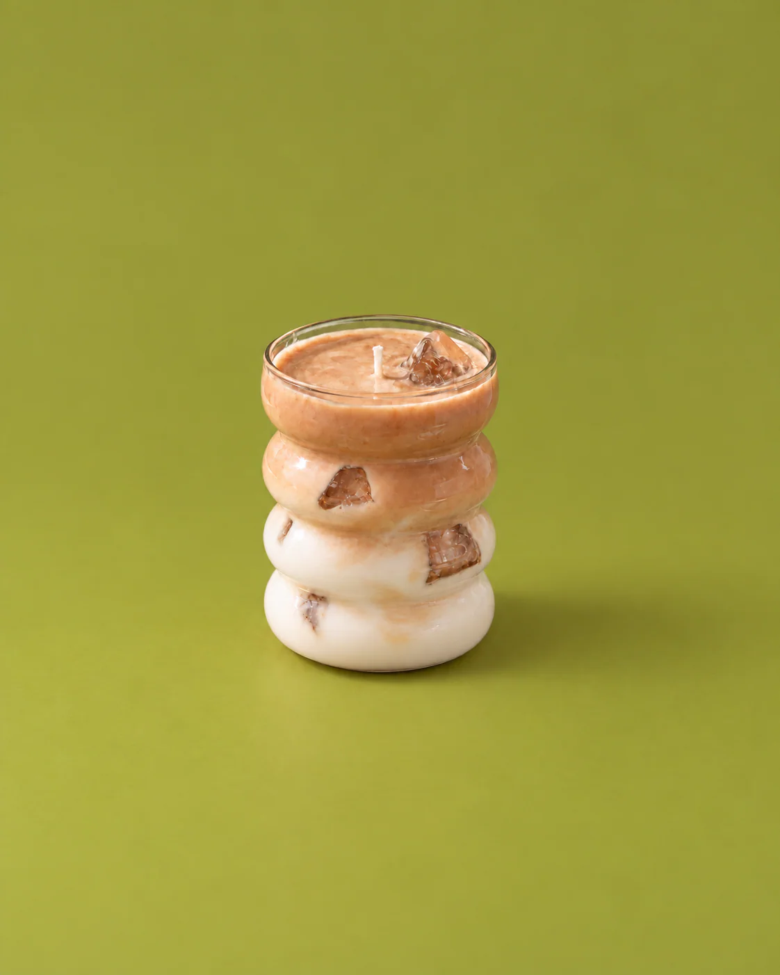 Vela Iced Coffee en vaso ondulado, sobre fondo verde.